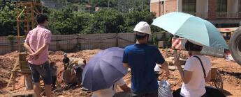 八月驕陽盛似火，員工揮汗守一線
